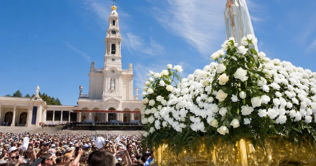 From Lisbon: Fátima, Nazaré, Batalha, and Óbidos Guided Tour