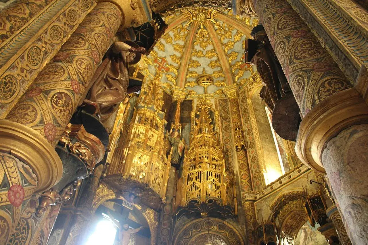 Im Inneren der Charola: die bemalte und vergoldete Templerkapelle