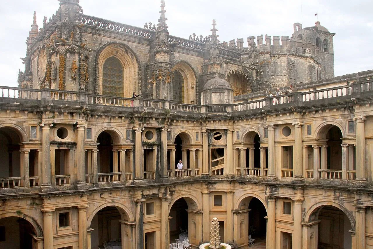 Der Claustro de D. João III, zwei Stockwerke Renaissance-Arkaden
