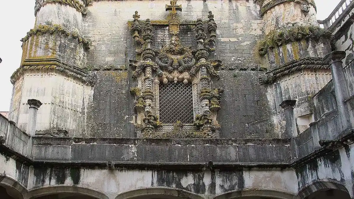 Die Janela do Capítulo, das Fenster des Kapitelsaals, von außen